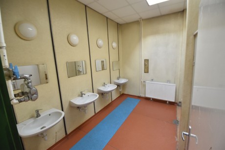 Tizenöt székesfehérvári oktatási intézményben újítják fel a vizesblokkokat